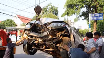 Xế hộp nát đầu khi húc gãy cột điện giữa thành phố