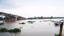 Nam thanh niên cẩn thận để lại giấy tờ tùy thân trước khi nhẩy sông quyên sinh