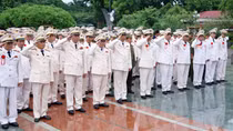 Đoàn đại biểu các điển hình tiên tiến xuất sắc tiêu biểu Bộ Công an vào Lăng viếng Chủ tịch Hồ Chí Minh