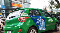 Tài xế taxi và du khách xô xát trên phố