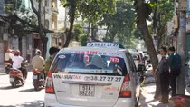 Tài xế tử vong trong xe taxi đậu lề đường