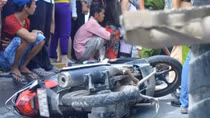 Hai vợ chồng tử vong dưới bánh xe ben