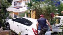Nữ lái xe lùi tung hàng rào, đường vào sân bay bị ùn ứ