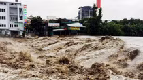 Mưa lũ hoành hành, miền Bắc ứng phó khẩn