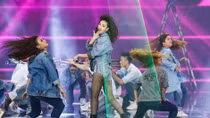Maya hóa thân thành cô gái đường phố, khoe hit mới tặng fans trong Gala trao giải The Remix