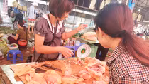 Hai Bộ đổ trách nhiệm cho nhau, người tiêu dùng ăn chất độc