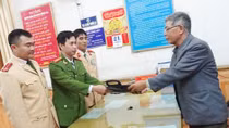 CSGT trả tài sản cho người dân đánh rơi