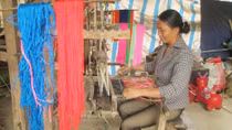 Người giữ “lửa” nghề dệt thổ cẩm truyền thống