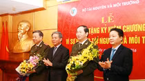 Trao tặng Kỷ niệm chương “Vì sự nghiệp tài nguyên và môi trường” cho lãnh đạo Bộ Công an