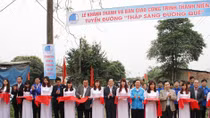 Bàn giao tuyến đường "Thắp sáng đường quê"