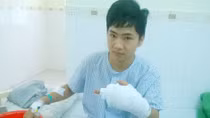 Côn đồ xông vào nhà, chém đứt gân bé gái 3 tuổi
