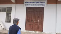 Lão nông với bảo tàng gốm sứ cổ