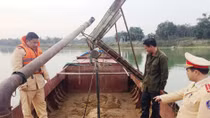 Liên tục bắt giữ các vụ khai thác cát trái phép 