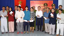Mang quà xuân đến với người dân Làng Vân tái định cư