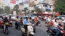 "Xe máy bật đèn ban ngày”: Giải pháp hay ý tưởng kì cục?