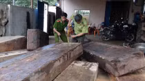 Vận chuyển gần 9m3 gỗ quý bằng xuồng máy