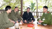 Đoạn tuyệt bàn đèn thuốc phiện, trở thành Bí thư chi bộ