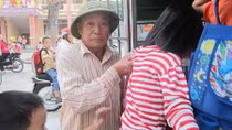 Lão ông chế xe ngựa đưa đón học sinh đến trường miễn phí
