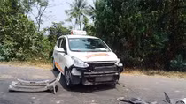 Hai ô tô tan nát sau cú đâm trực diện