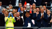 Chiếc cúp đầu tiên của Van Gaal, và...