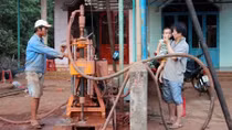 Cấp nước sinh hoạt miễn phí cho bà con vùng biên giới đang gặp hạn