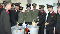 Học viện Chính trị CAND thăm, tặng quà bệnh nhân nghèo