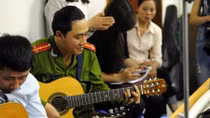 Thượng úy Công an làm từ thiện bằng âm nhạc