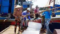 Nhọc nhằn "phu đá" mưu sinh