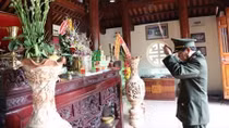 Dâng hương tại nhà Tưởng niệm cố Bộ trưởng Trần Quốc Hoàn