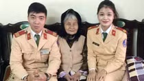 Cảnh sát giao thông giúp cụ bà bị lạc về nhà