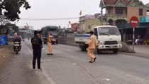 Tài xế xe tải ngủ gật đâm thẳng vào xe buýt chở hàng chục người
