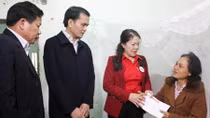 Hội Chữ thập đỏ Việt Nam thăm, tặng quà Tết cho 100 hộ dân có hoàn cảnh khó khăn