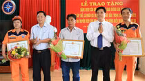 Trao Bằng khen tặng các tập thể và cá nhân tham gia cứu nạn 34 ngư dân bị đâm chìm tàu