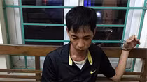Mang theo súng lên xe khách với 42 gói ma túy quấn quanh đùi