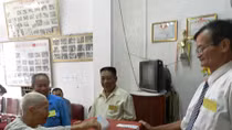 Cụ bà 100 tuổi tự mình đi bầu cử