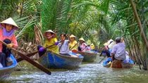 Dân thành phố đổ xô du lịch, hành hương…