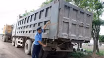 Nhiều lái xe quá tải vẫn có thái độ chống đối