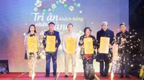 Khách mua nhà vui mừng nhận lộc vàng từ FLC