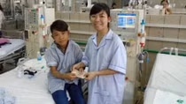 Nghị lực phi thường của cô gái suy thận