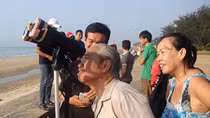 Hàng ngàn người dân háo hức ngắm nhật thực