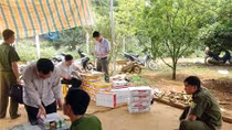 Thu giữ hàng ngàn chai thuốc trừ sâu bị cấm sử dụng ở Cao Phong và Lục Ngạn