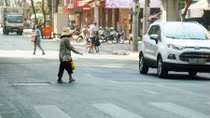 Khó xử phạt người đi bộ sai luật
