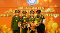 Những "thủ lĩnh đoàn" mặc sắc phục