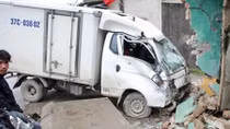 Xe tải phóng nhanh đâm sập nhà dân, một cháu bé thoát chết hy hữu