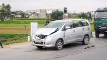 Hàng loạt xe tải đấu đầu gây TNGT liên hoàn