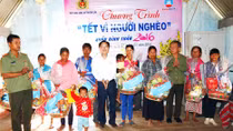 Mang Tết đến sớm với bà con vùng căn cứ cách mạng