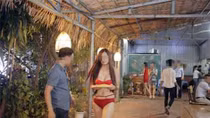 Đình chỉ hoạt động của nhà hàng cho nhân viên mặc bikini phục vụ khách