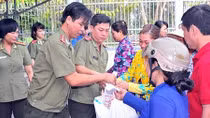 Tặng quà người dân nghèo huyện vùng sâu huyện Cờ Đỏ