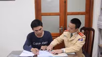 Bị xử phạt sau hơn 2 tuần đi ngược đường trên cầu Phù Đổng
