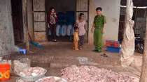 Kinh hãi phát hiện hàng tấn mỡ bẩn cất trong chuồng lợn chờ xuất đi bán